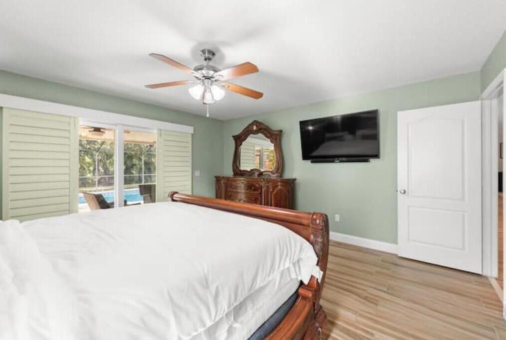 Photo of Bedroom in Greenview Shores