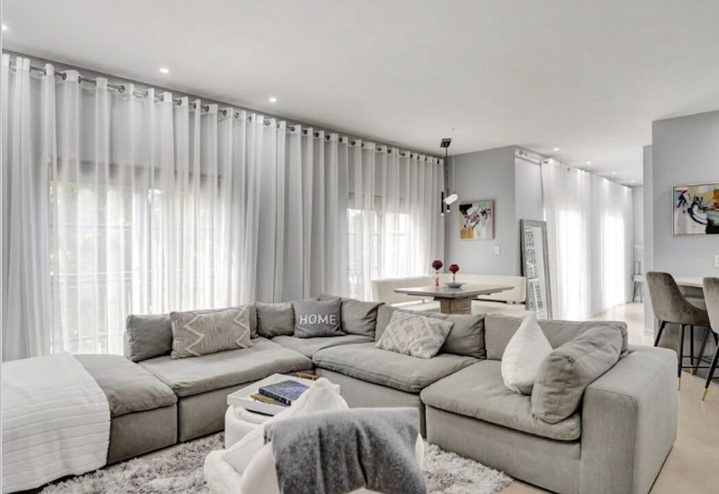 Photo of Livingroom in Lauderdale Beach