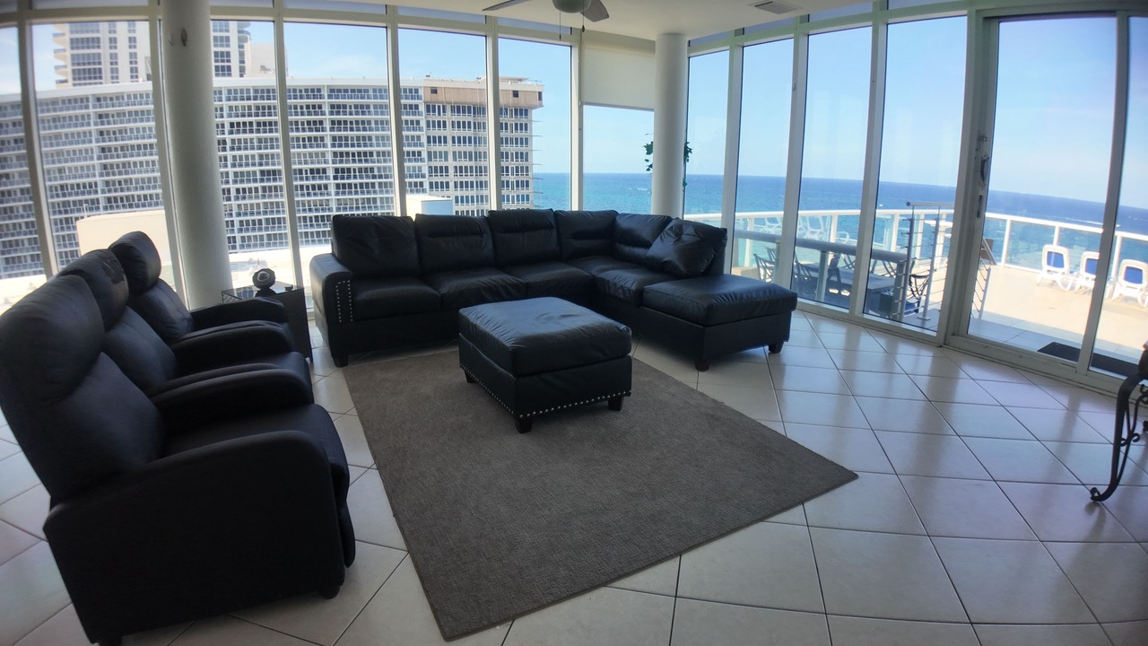 Photo of Livingroom in Galt Mile