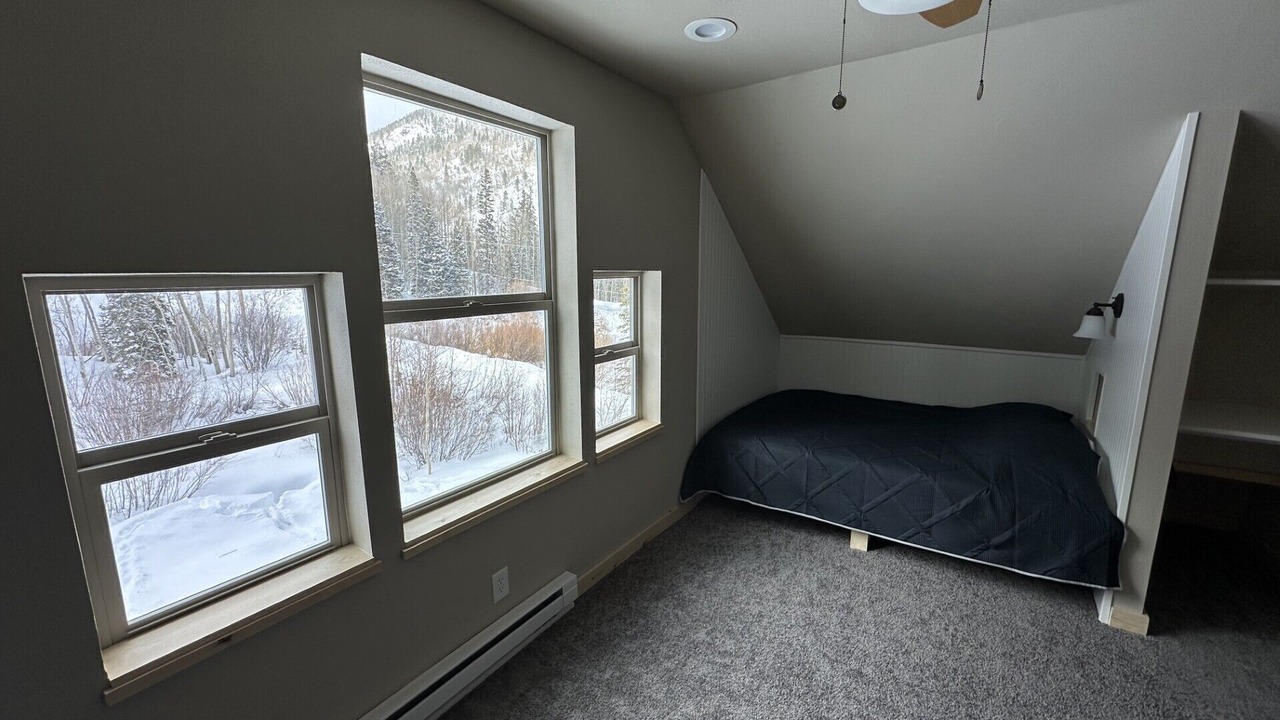 Photo of Bedroom in Garfield