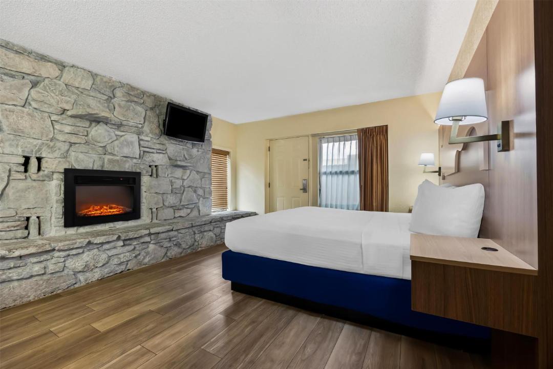 Photo of Bedroom in Branson Theater District