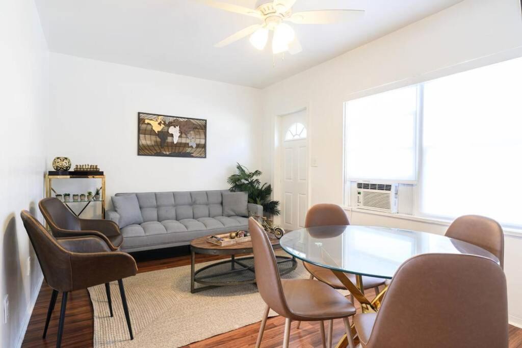 Photo of Livingroom in Downtown Hollywood