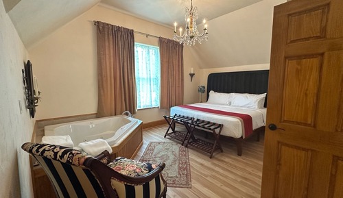 Honeymoon Studio Suite, 1 King Bed, Balcony, Garden View