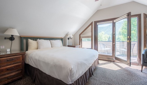 Room, 1 King Bed, Balcony (Third Floor)