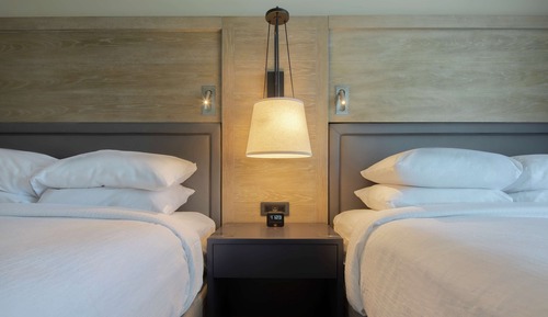 2 QN BEDS 2 ROOM BLCNY STE