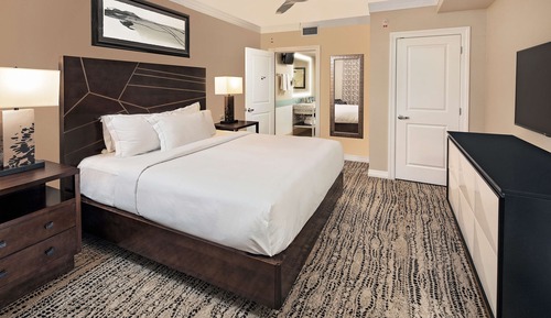 1 BEDROOM PENTHOUSE KING SUITE WITH SOFABED