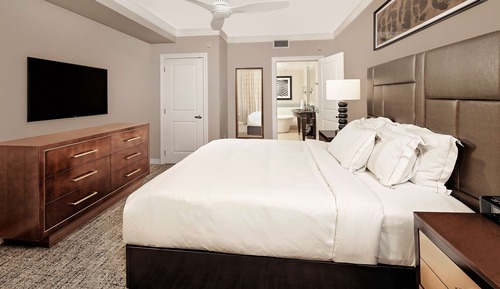 1 BEDROOM KING SUITE MOBILITY ACC W/ BATHTUB