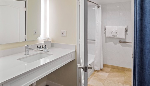  Room (2 Queens Mobility Accessible - Bay Front)