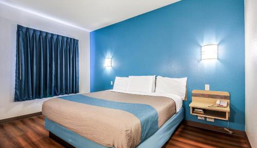Deluxe King Suite - Non-Smoking