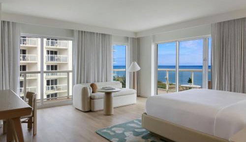 Large Balcony, Larger Guest room, 1 King, Oceanfront, Corner room