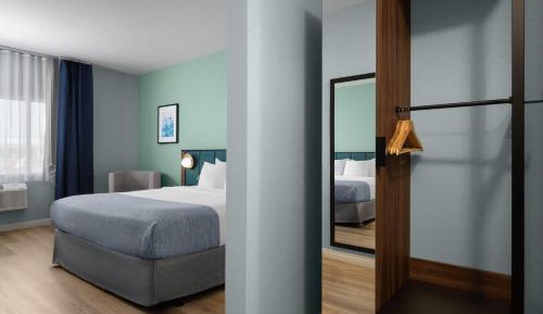 King Room with Mobility/Hearing Access and Roll-In Shower, Non-Smoking