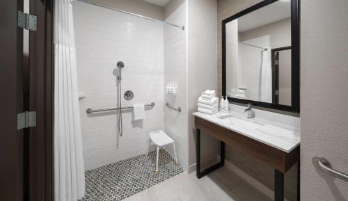 Double Room - Mobility Accessible with Tub with Grab Bars/Non-Smoking