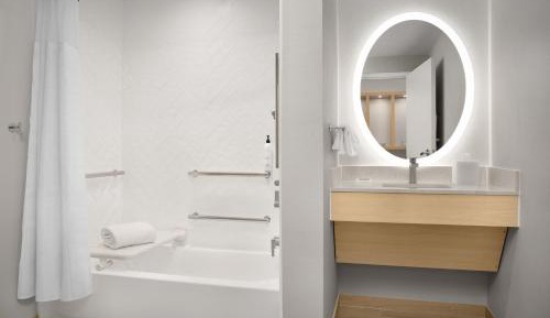 King Studio with Sofa Bed and Adapted Tub - Mobility and Hearing Accessible