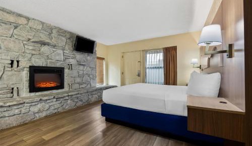 Suite with King Bed - Non-Smoking