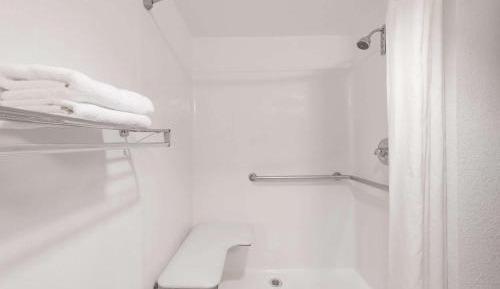King Room with Roll-In Shower - Mobility/Hearing Accessible - Non-Smoking