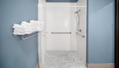 Queen Suite with Two Queen Beds and Roll In Shower - Mobility Accessible/Non-Smoking