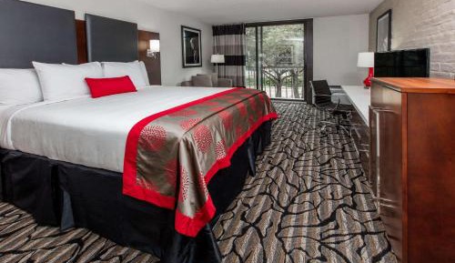 King Room with Private Balcony - Non-Smoking
