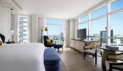 Club City View Room with 1 King Bed