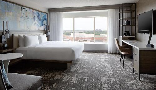 King Room with Roll-in Shower - Mobility Accessible
