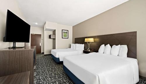 Queen Room with Two Queen Beds and Mobility Accessible Bathtub