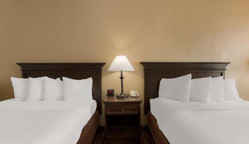 Queen Room with Two Queen Beds and Bath Tub - Disability Access/Non-Smoking 
