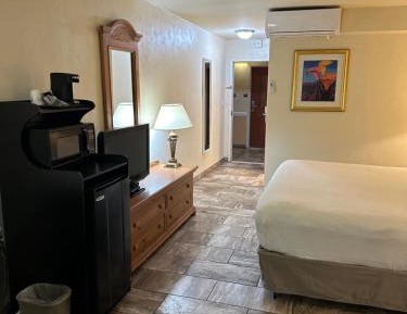 Deluxe King Room - Non-Smoking