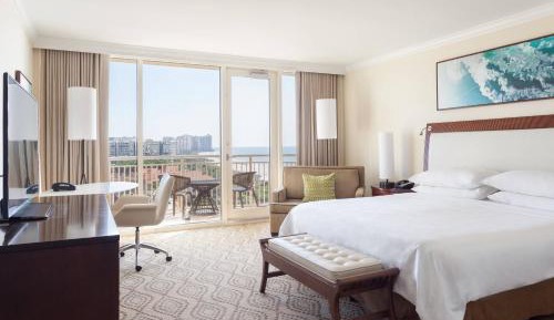 Partial Pool & Gulf View, Guest room, 1 King, Balcony