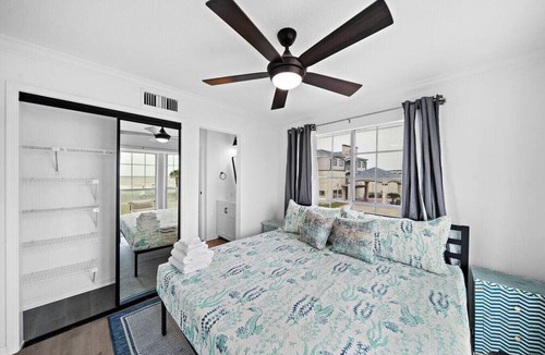 Galveston Apartment | Beachfront View- Pool-Victorian Condo-Sleeps 8
