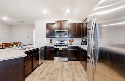 Medina Valley House | Dog-friendly single-level retreat with pool access, large yard, washer/dryer, AC