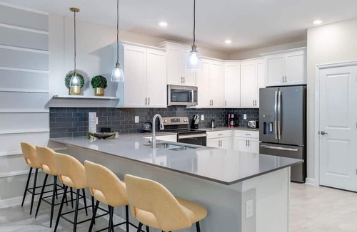 Davenport Apartment | 8 Bedroom House 728690 by Houzlet