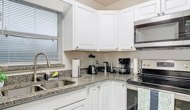 2BR Retreat: Close to Attractions & Free Parking!