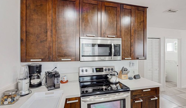Renovated home with super-fast WiFi, patio, BBQ, AC, & private W/D