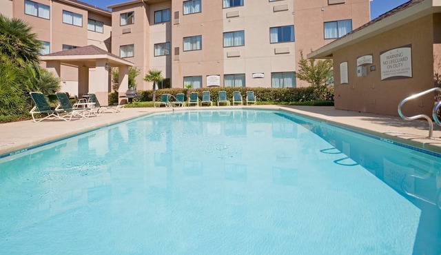 1BR King Suite w/Complimentary Breakfast + Pool