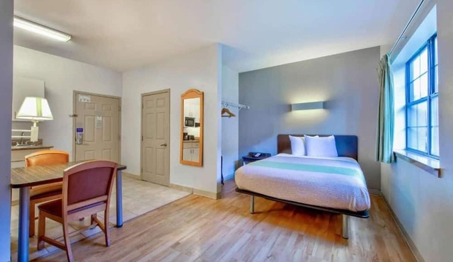Queen Bed Accessible with Kitchenette Non-Smoking