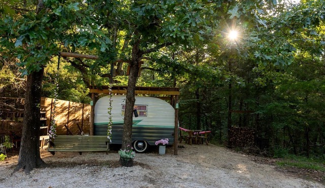 Charming Vintage Trailer with Colorful 50s Décor near Honey Grove, Texas