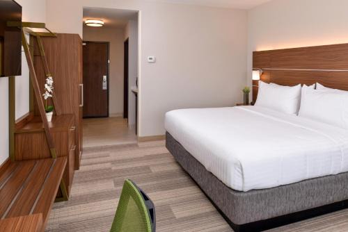 Holiday Inn Express Suites Petersburg Madeira Beach Ihg Hotel 